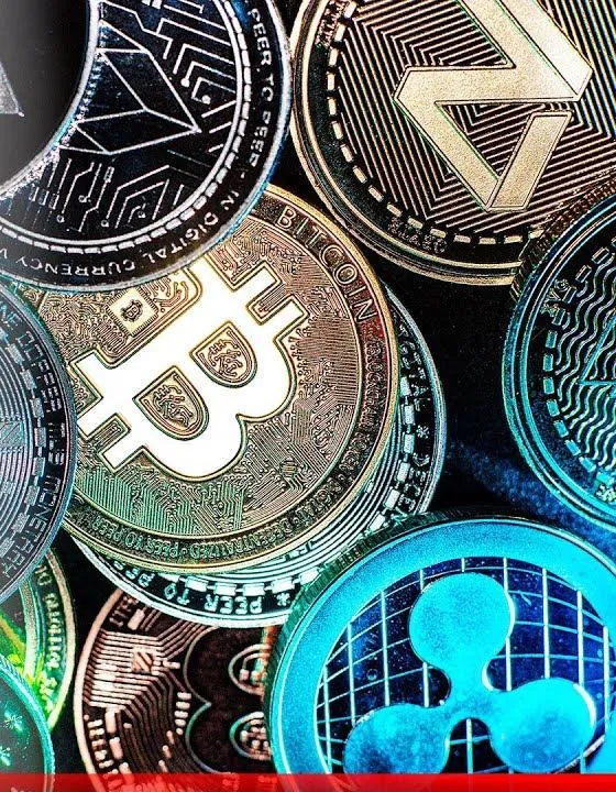 Monedas físicas de Bitcoin, Ethereum y otras criptomonedas